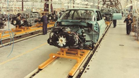 En los 70, en plena crisis del petróleo, Balaídos despega con modelos como el GS, cuya línea de producción ves en esta imagen