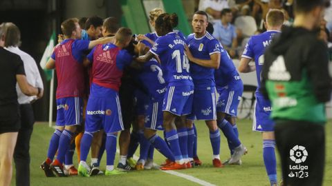 Los jugadores del Oviedo celebran un gol