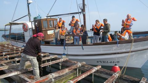 Una de las rutas a bordo del Chalusa, un barco de pesca restaurado, consiste en conocer el trabajo de las bateas