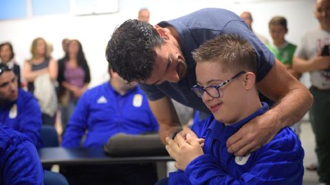 Toché y un jugador del Real Oviedo Genuine