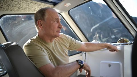 El presidente ruso Vladimir Putin repite vacaciones en Siberia pero esta vez no lo hemos visto con el torso desnudo o a caballo sino vestido en tonos caqui. Aqu, mirando al horizonte desde un barco por el ro Yenisey