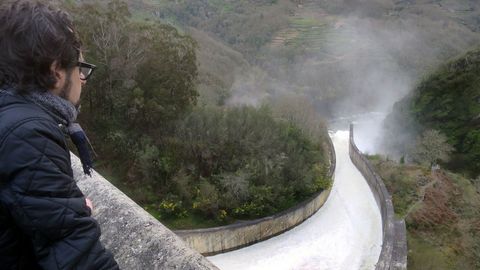 El embalse de Belesar liberando agua para no llevar al limite de seguridad, en una imagen de archivo