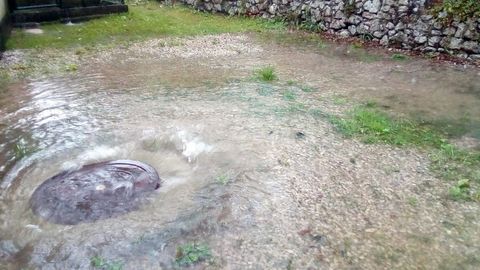 Una arqueta de aguas residuales rebosa en Poo de Llanes