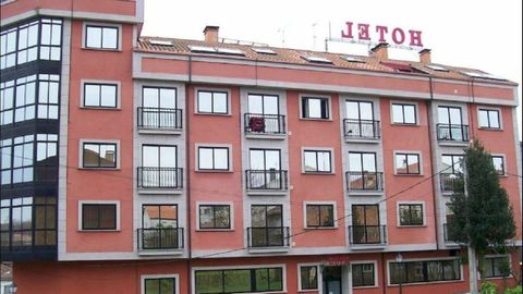 HOTEL RESTAURANTE PONTIÑAS (Lalín). Menú 10 euros. Carta: 20 euros. Con un comedor para 200 personas, abre todos los días del año. Cocina tradicional gallega perfecta para quien le gusta comer bien