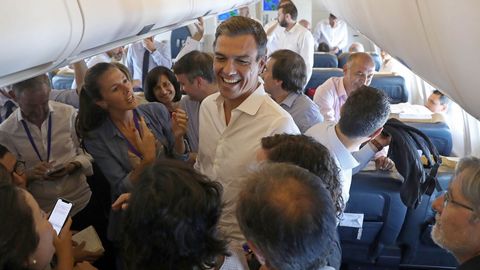 Pedro Snchez, durante una conversacin informal con los periodistas en su vuelo de regreso de su gira