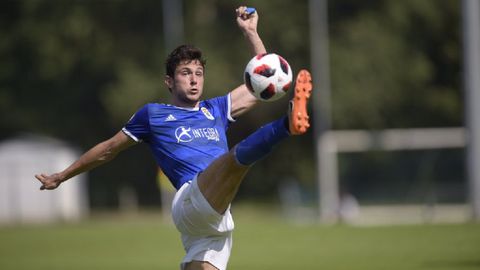 Borja Sánchez controla un balón en el Vetusta-Langreo