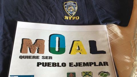 La Asociación Cultural Moal realizó un amplio despliegue con la cartelería para conseguir el premio al Pueblo Ejemplar. Aquí en Nueva York