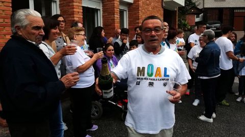 Un vecino de Moal ataviado con la camiseta de la campaña para la candidatura al Pueblo Ejemplar