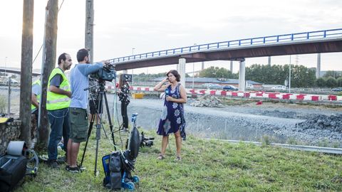 Las televisiones, entrando en directo desde una finca situada en Llaranes, junto a las viviendas