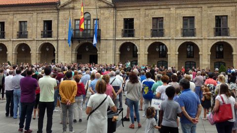 La plaza del Ayuntamiento de Avilés se llenó en el minuto de silencio por las víctimas del accidente