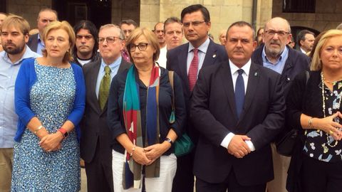 Daniel Ripa, Delia Losa, Francisco del Busto, Mariví Monteserín, Pedro Sanjurjo, Isaac Pola, Mercedes Fernández y Marcelino Marcos Líndez, en el minuto de silencio de Avilés