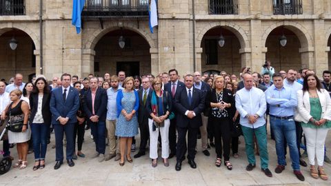 Nutrida representación de políticos durante el minuto de silencio en Avilés
