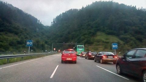 Coches retenidos a la entrada del tnel de Fabares, en la autova del Cantbrico, a su paso por Villaviciosa