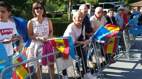 Asturianos y curiosos se renen en Covadonga para celebrar el Da de Asturias a la espera de la llegada de la familia real