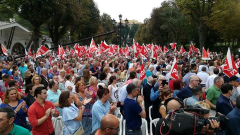 Asistentes a la Fiesta de la Rosa 2018 en el paseo del Bomb, en Oviedo