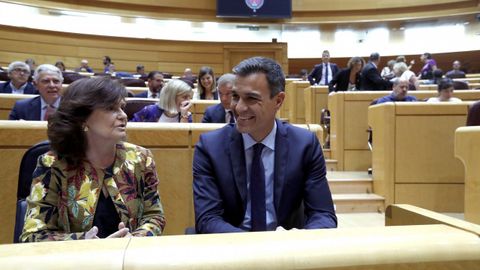 Carmen Calvo y Pedro Sánchez, durante la sesión de control al Gobierno en el Senado
