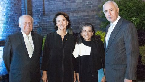 e izquierda a derecha, Manuel Patarroyo, Premio Príncipe de Asturias de Investigación Científica y Técnica 1994, Teresa Sanjurjo, directora de la Fundación Princesa de Asturias, Carmen Millán, directora del Instituto Caro y Cuervo, Premio Príncipe de Asturias de Comunicación y Humanidades 1999, y Pablo Gómez de Olea Bustinza, embajador de España en Colombia