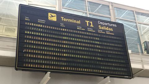 El panel de salidas del Aeropuerto de Asturias se encuentra actualmente inactivo