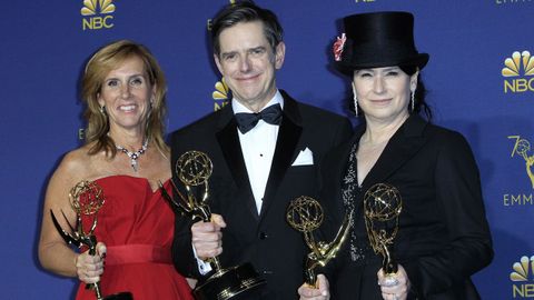Emmy 2018:  Los guionistas Sheila Lawrence, Daniel Palladino y Amy Sherman-Palladino. Emmy a Mejor Serie de Comedia