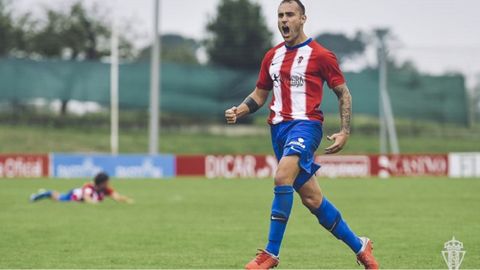Gorka Santamara celebra un gol con el Sporting B