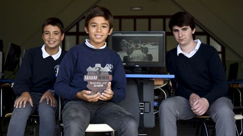 Jacobo, Álvaro y Juan, de izquierda a derecha, estudian 2º de ESO en la Compañía de María