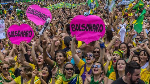 Cientos de mujeres expresan su apoyo al ultra en una concentracin en So Paulo