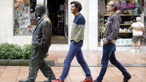 David Remartnez y Gonzalo Rubn junto a la estatua de Woody Alen
