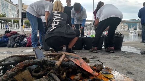Voluntarios clasificando basuras encontradas al fondo del Puerto Deportivo de Gijn