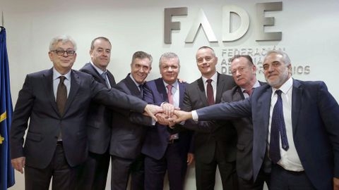 Los presidentes de las federaciones empresariales de las cuatro provincias gallegas, de Asturias, de León, de Zamora y de Salamanca suscribieron en Oviedo un acuerdo para la constitución de una alianza empresarial del noroeste