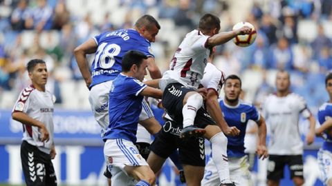 Folch y Bolao disputan un baln en el Oviedo-Albacete