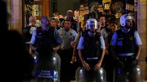 Los Mossos ante el Parlamento Cataln durante la jornada del referendo ilegal del 1-O