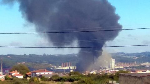 La nube de humo negro cuelga sobre la factoria de Arcelor y alrededor de las localidades cercanas