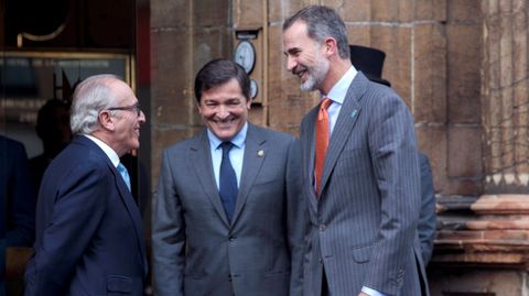 El Rey, junto a Javier Fernandez y Luis Fernandez Vega
