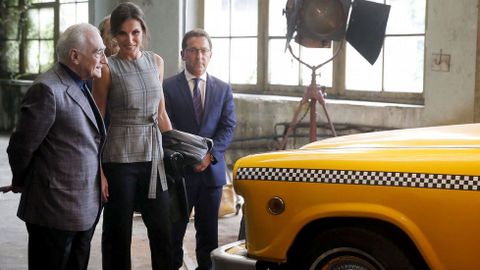 La reina Letizia a su llegada hoy en la antigua fábrica de Armas de La Vega para asistir a un homenaje al director estadounidense Martin Scorsese