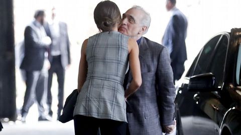 La reina Letizia a su llegada hoy en la antigua fábrica de Armas de La Vega para asistir a un homenaje al director estadounidense Martin Scorsese