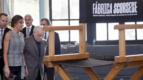 La reina Letizia a su llegada hoy en la antigua fábrica de Armas de La Vega para asistir a un homenaje al director estadounidense Martin Scorsese