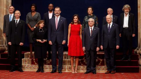 Los reyes de Espaa posan para la foto de familia con los galardonados con los Premios Princesa de Asturias