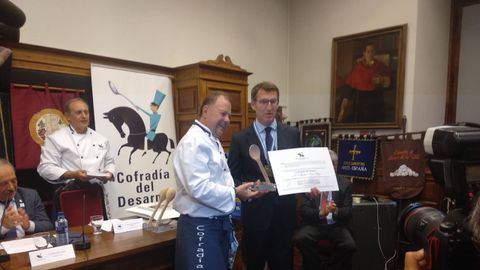 Alberto Núñez Feijóo recibiendo el título de miembro de honor de la Cofradía del Desarme