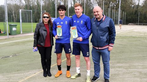 Javi Mier y Mossa con dos miembros de la peña