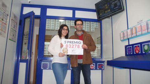 El propietario dela administración de loterías número 4 de Monforte, José Antonio de la Torre, y una empleada, con el letrero del quinto premio que vendieron en el último sorteo de Navidad