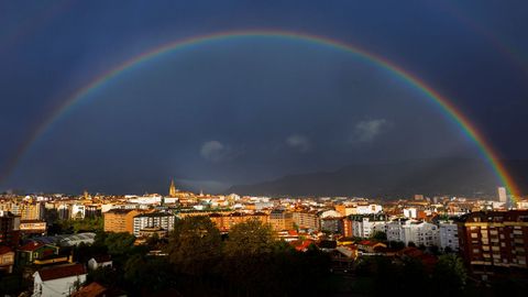 Un arcoiris cruza el cielo de Oviedo, durante un temporal en 2018