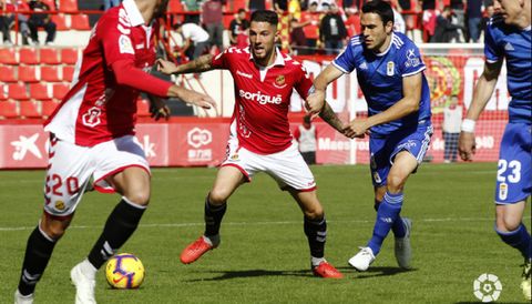 Folch Tete Nastic Real Oviedo Nou Estadi.Folch pelea un esférico con Tete
