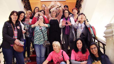 Blanca Cañedo, en el centro, con un grupo de feministas, tras recibir el respaldo del pleno de Gijón 