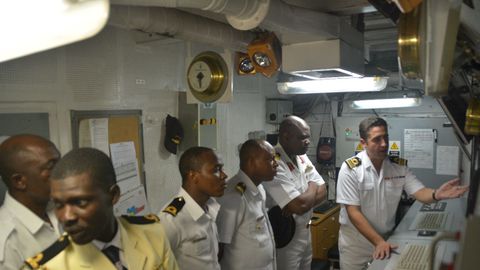 Autoridades de la Armada de Nigeria, a bordo del Centinela