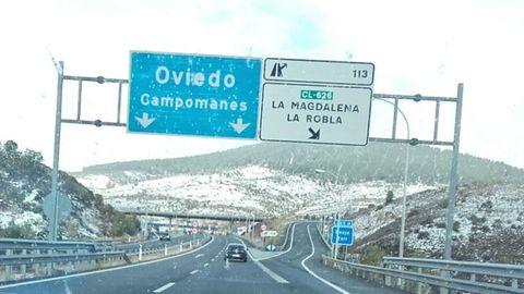 El BIEM5 despliega 58 miltares con dos transportes orugas de montaas, dos cuas quitanieves, dos vehculos de transmisiones 3 vehculos pesados y 6 ligeros, para colaborar es el reestablecimiento de la viabilidad en #Asturias
