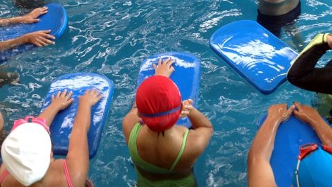 Nias en un curso de natacin infantil