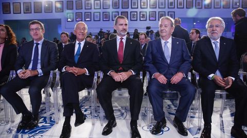 Núñez Feijoo, Rebelo de Sousa, Felipe VI, Santiago Rey Fernández-Latorre y Miguel Santalices antes de arrancar el acto