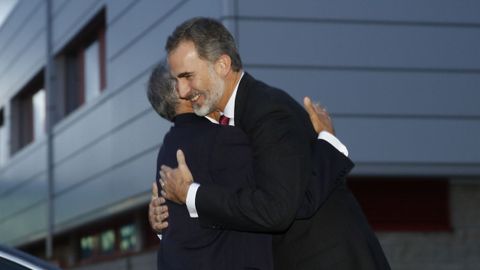 El Rey se fundió en un abrazo con Rebelo de Sousa a su llegada al Museo Santiago Rey Fernández-Latorre