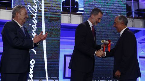 El Rey entrega el premio Fernández Latorre a Rebelo de Sousa