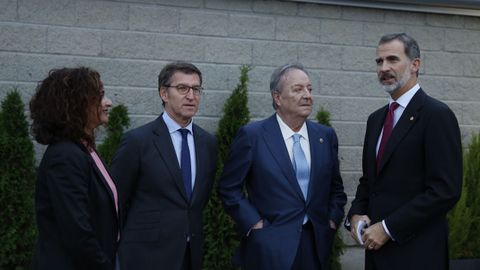 La ministra de Hacienda, el presidente de la Xunta, Santiago Rey Fernández-Latorre y el Rey, esperando la llegada de Rebelo de Sousa